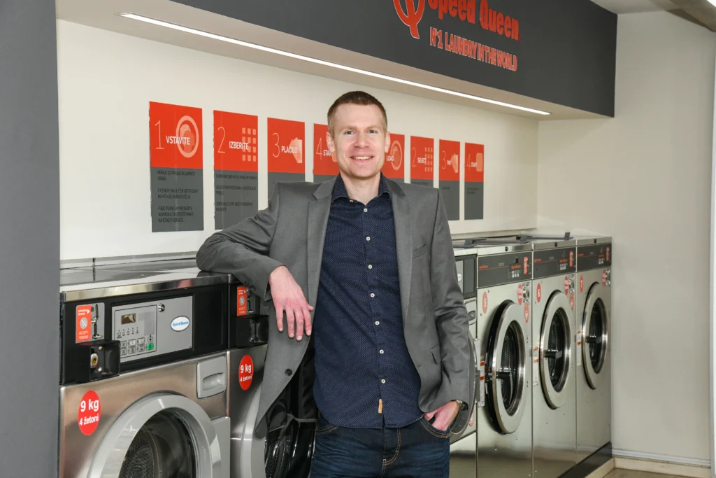 A photo of Tadevž Ropert in his laundromat.